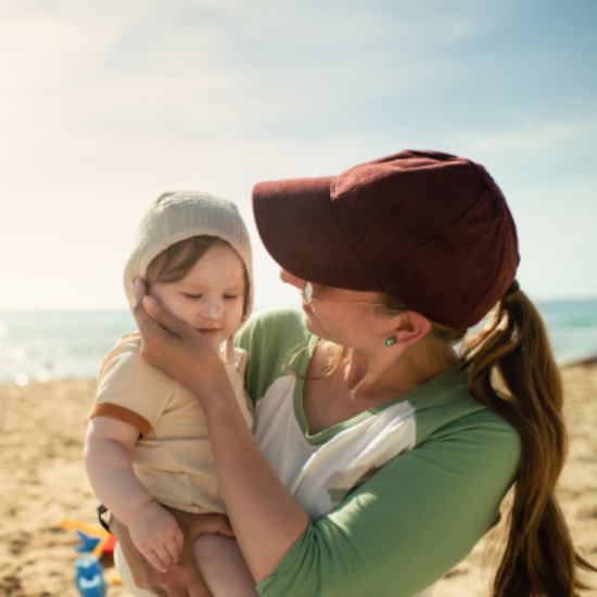 Moeder en baby op het strand