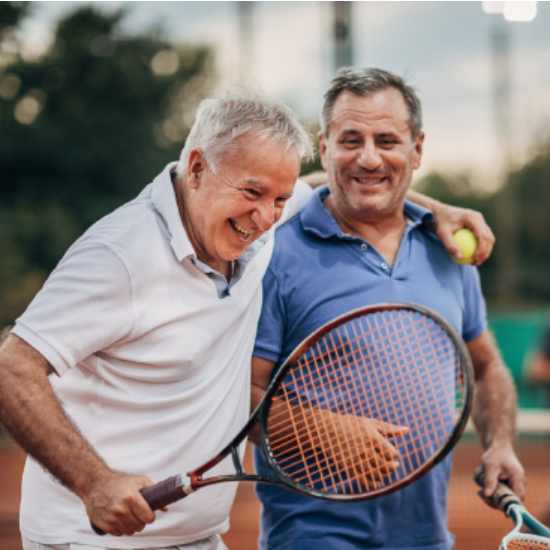 Twee oudere mannen op de tennisbaan