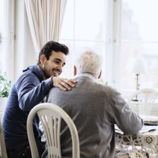 Jonge en oudere man aan tafel