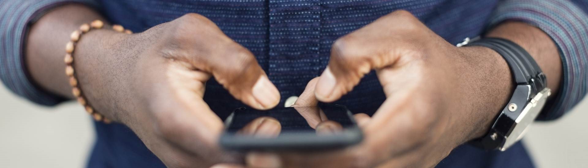 Man met telefoon in hand