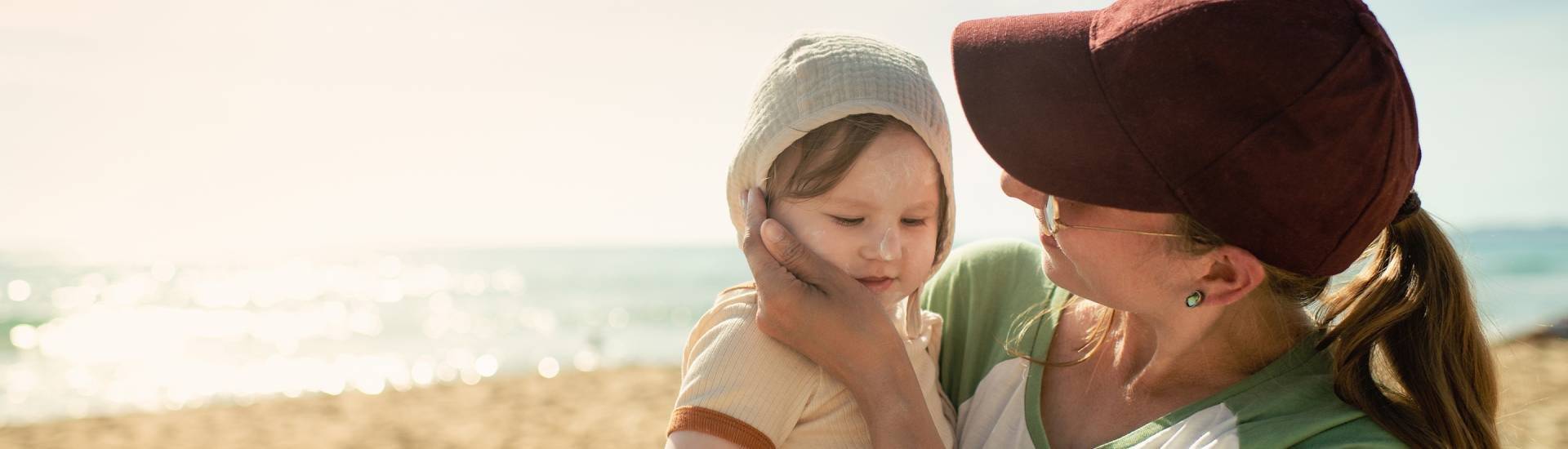  Moeder en baby op het strand