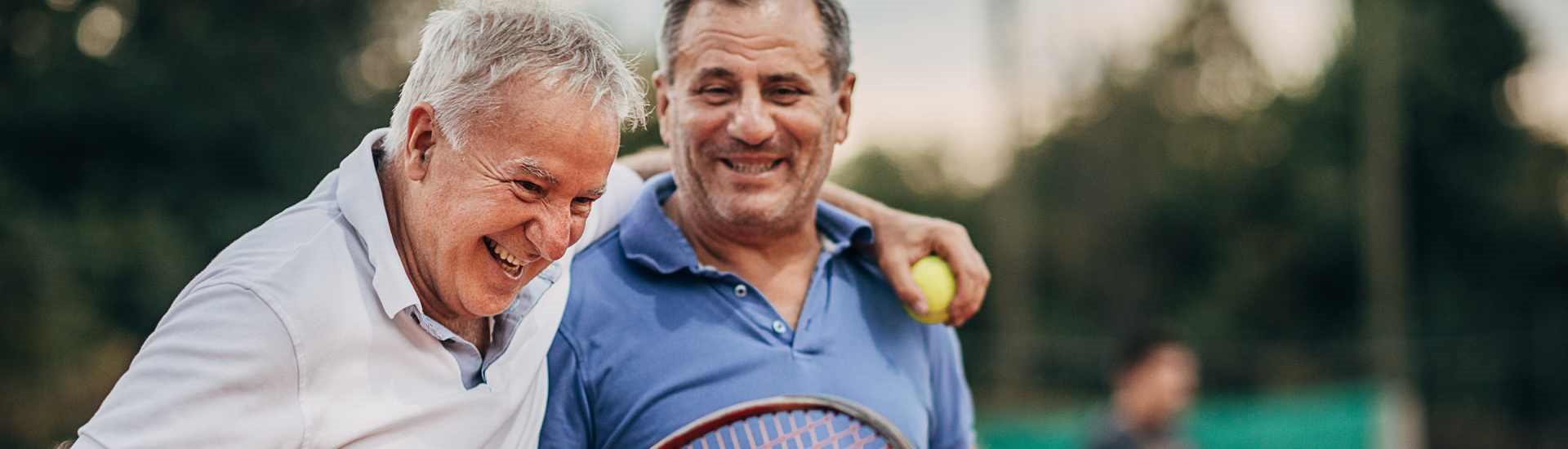 Twee oudere mannen op de tennisbaan