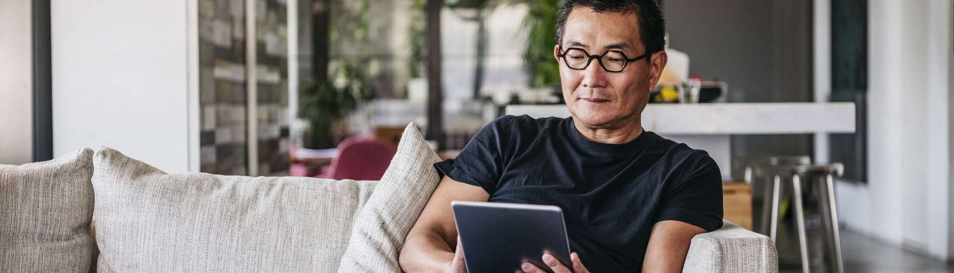 Man met tablet op de bank