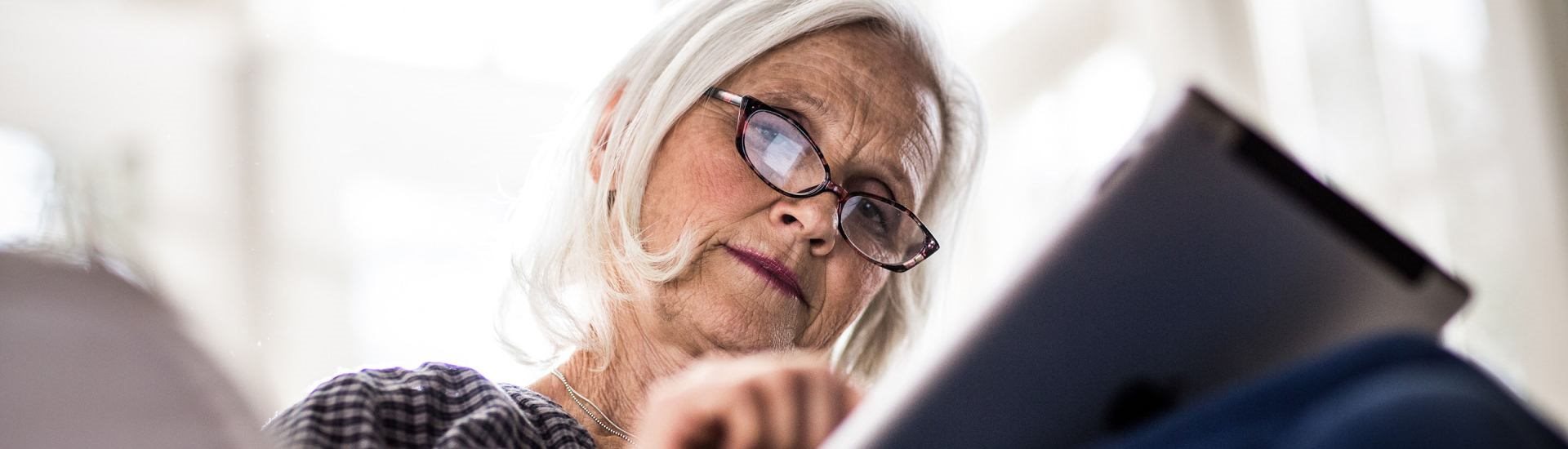 Oudere vrouw met tablet